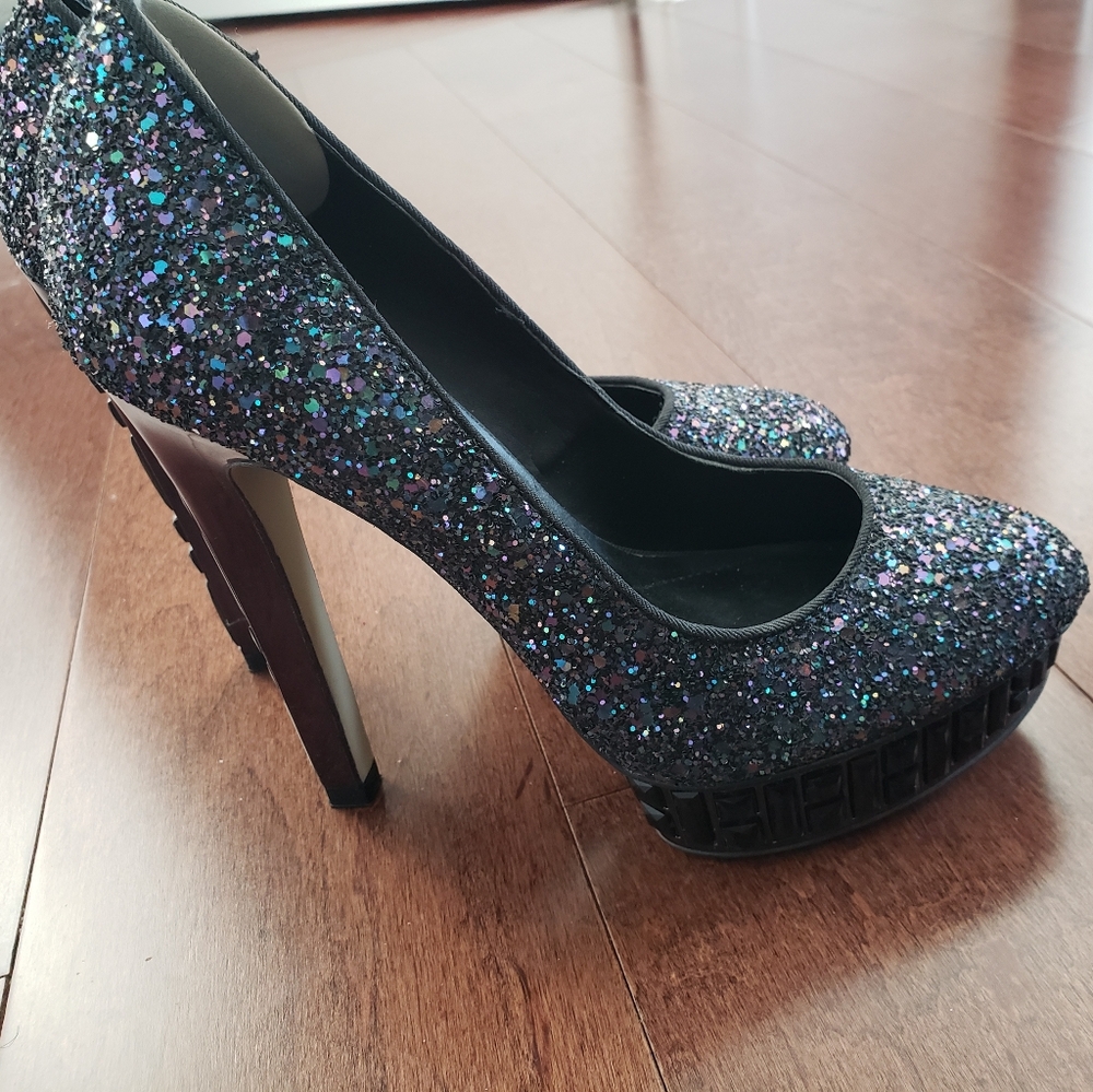 Heels - Picture 3 of 3